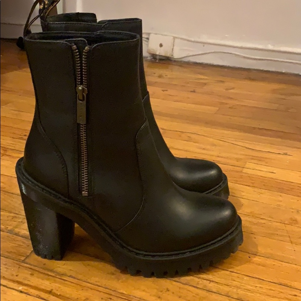 DR. MARTENS HEELED BOOT